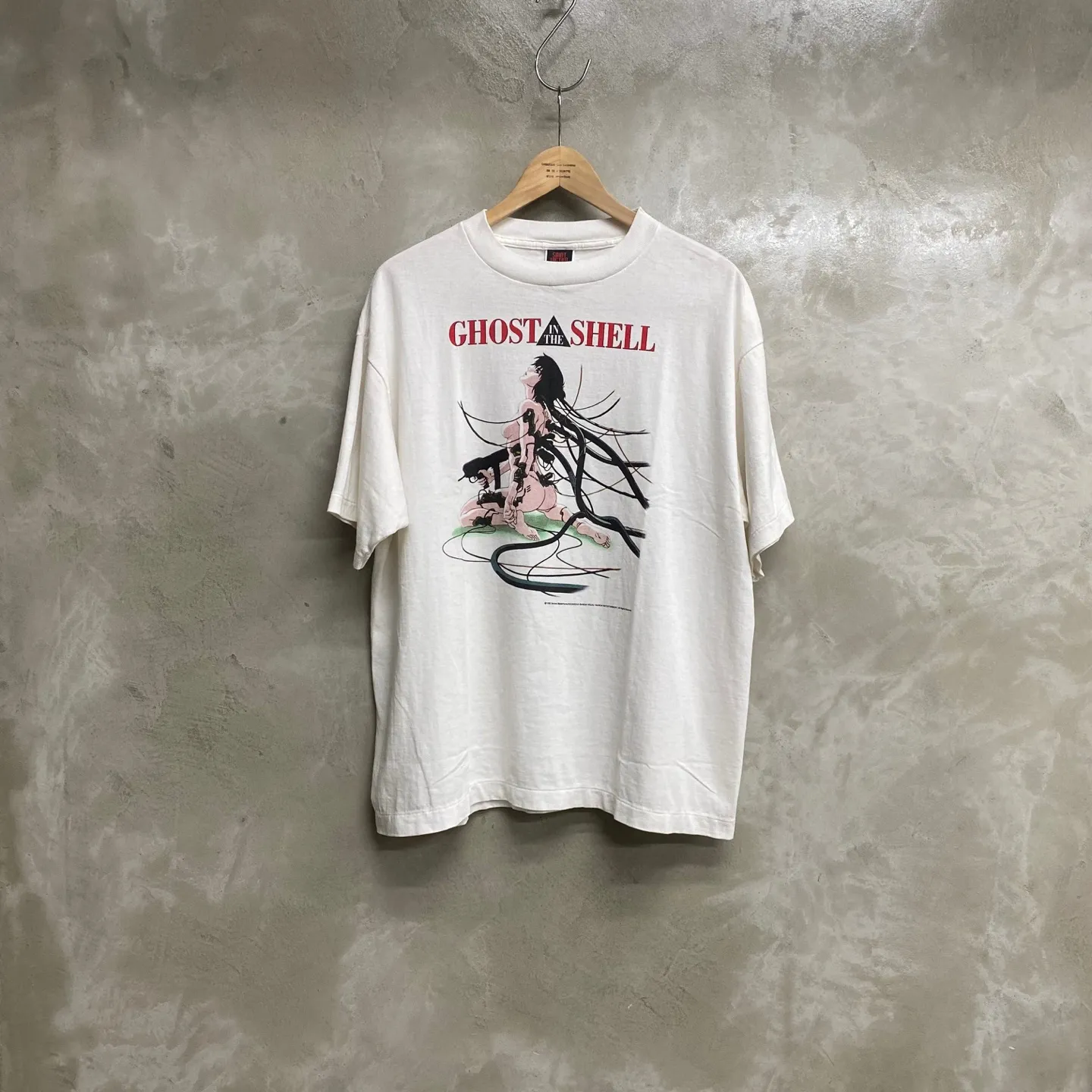 SAINT Mxxxxxx x GHOST IN THE SHELL ' GITS ' SS TEE/WHT Classic Big IP Ghost in the Shell co-branded Suzi Charge/Suzi Character TEE Off-white S-XL Cylindrical side seamless fabric 220g high gram weight OE yarn ⚠️Note: It is almost meaningless if it is not a cylindrical fabric Customized joint main mark/joint wash mark/little angel anti-counterfeiting label Original factory level printing factory Top purchasing agent level
